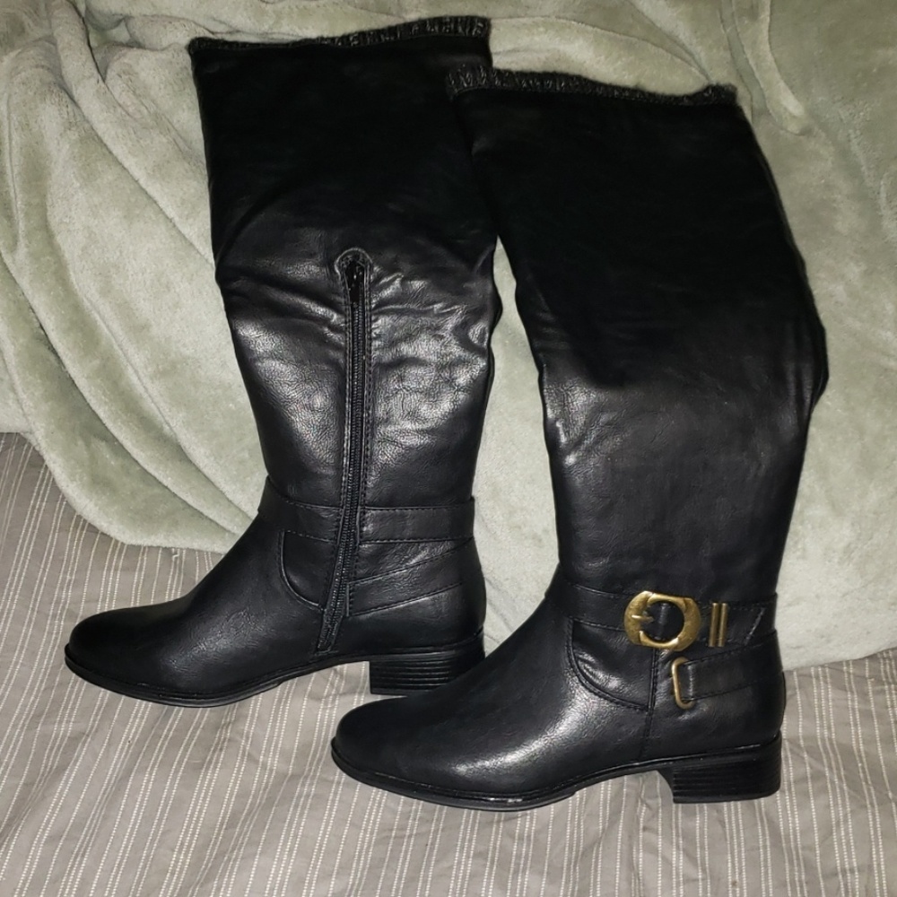 Knee high black size 7 1/2 boots.